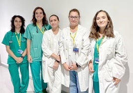 De izquierda a derecha: Sandra Izquierdo, del Servicio de Aparato Digestivo, Noelia Alcaide Suarez, del Servicio de Aparato Digestivo, Silvia Rojo Rello, del Servicio de Microbiología e Inmunología, Ana Belén Muñoz, del Servicio de Farmacia y Olga Ortega Lobete, del Servicio de Aparato Digestivo.