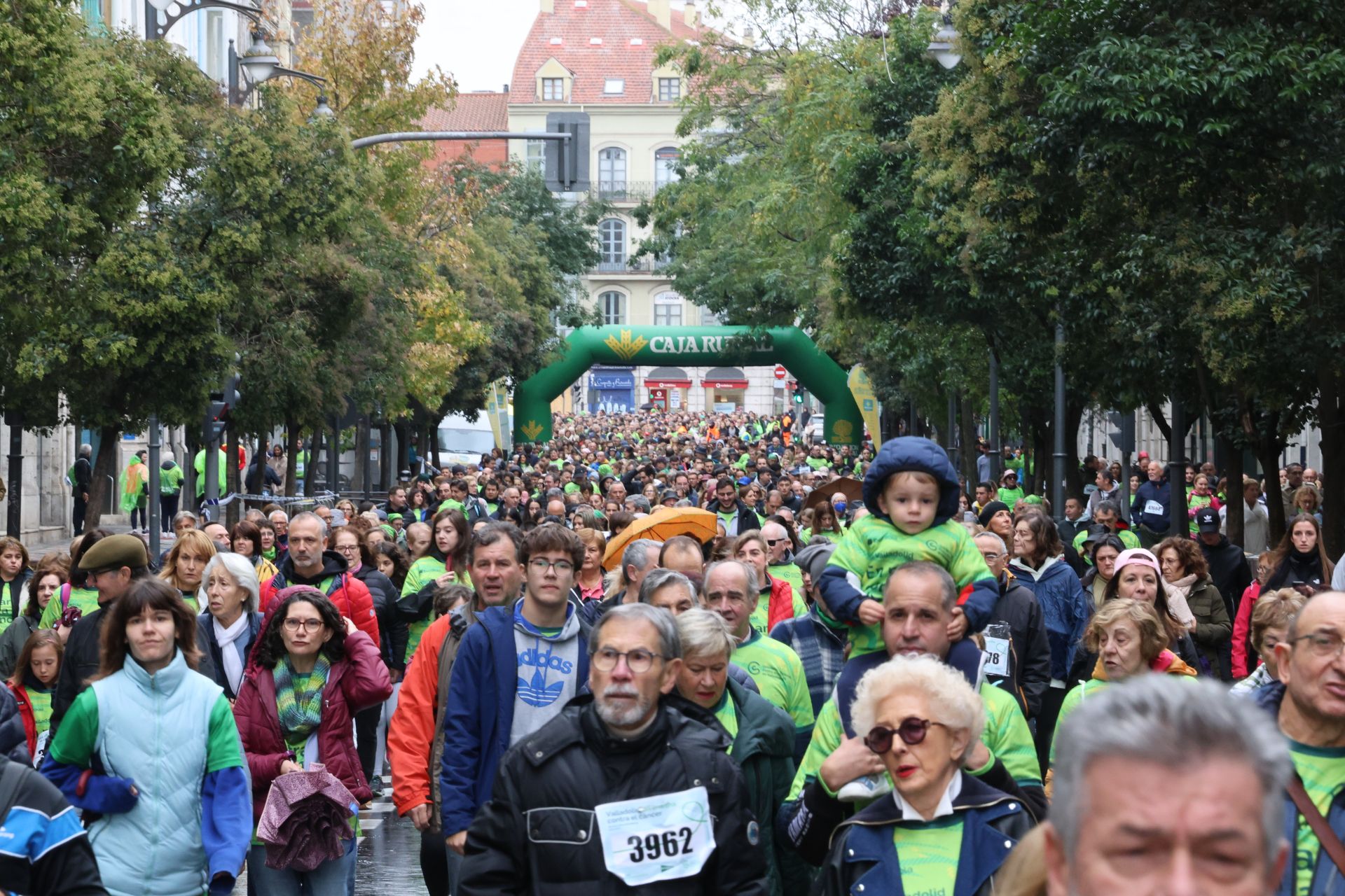 Todas las imágenes de la XIII Marcha contra el cáncer en Valladolid (2/3)