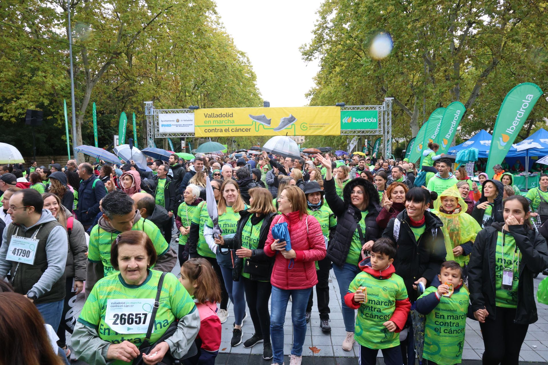 Todas las imágenes de la XIII Marcha contra el cáncer en Valladolid (2/3)