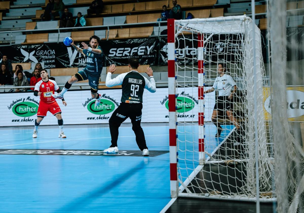 Jugada ofensiva del Balonmano Nava, ayer, durante el partido disputado en Huesca.