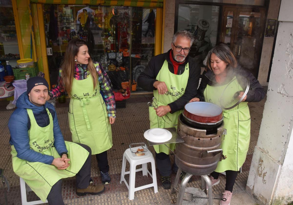 Los participantes se resguardaron del frío en los soportales.