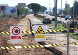 Trabajos en la ronda interior junto al carril ya cortado.