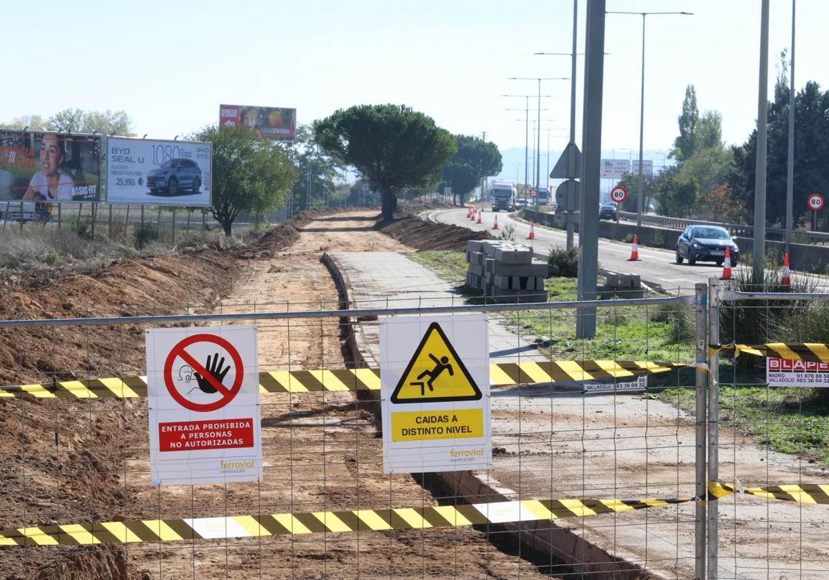 Trabajos en la ronda interior junto al carril ya cortado.