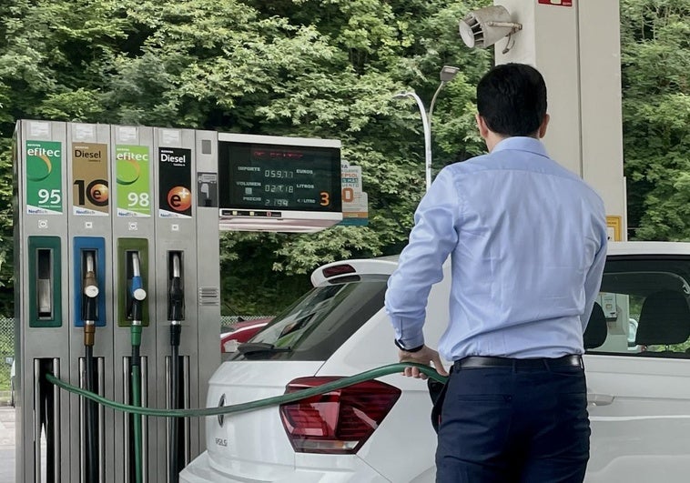 Coche repostando en gasolinera.