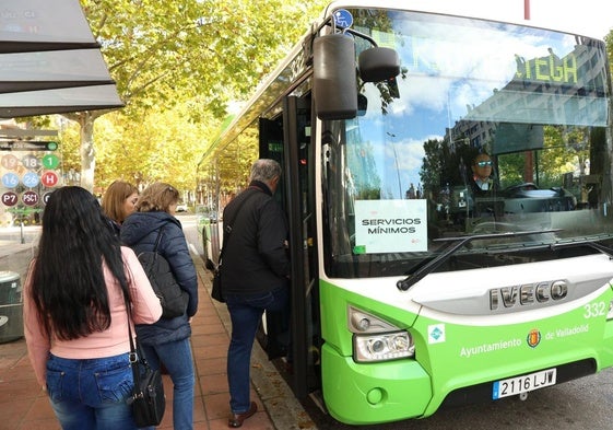 Usuarios acceden al bus en una parada de paseo de Zorrilla