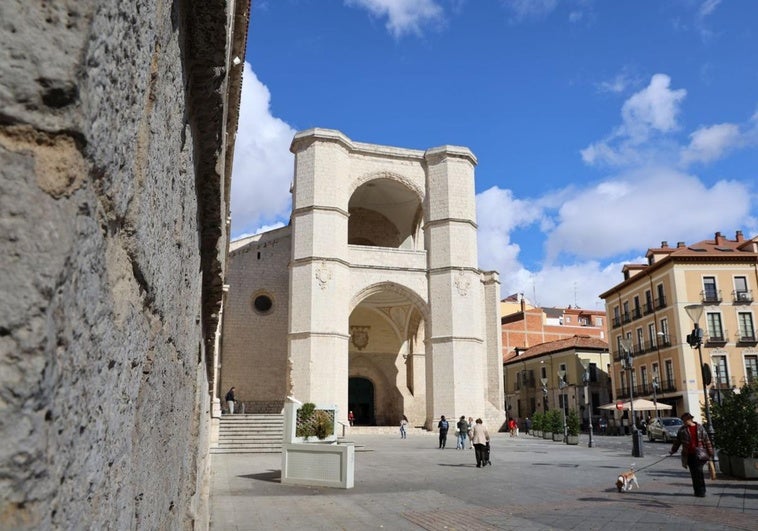 La iglesia de San Benito de Valladolid, lugar donde se encuentra una heráldica de la ocupación napoleónica.