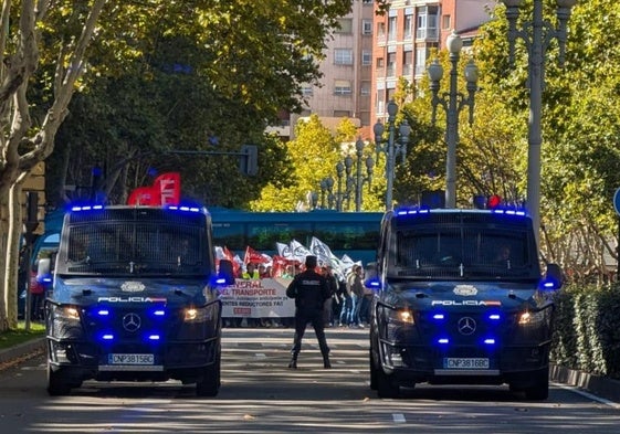 La Policía vigila el avance de la manifestación por el Paseo de Zorrilla.