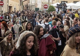 Multitud de personas asisten al desfile de la reina Isabel por las calles de la ciudad.