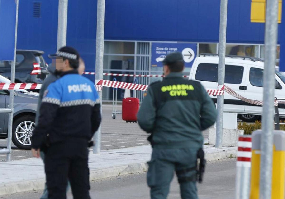 Guardias civiles y policías durante una intervención anterior en RÍO Shopping.