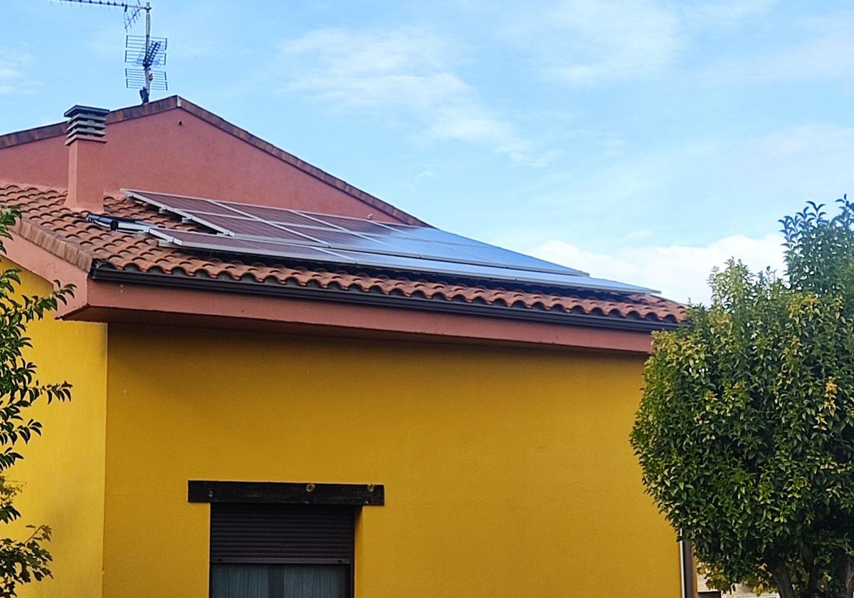 Placas solares en el tejado de una vivienda de Cuéllar.