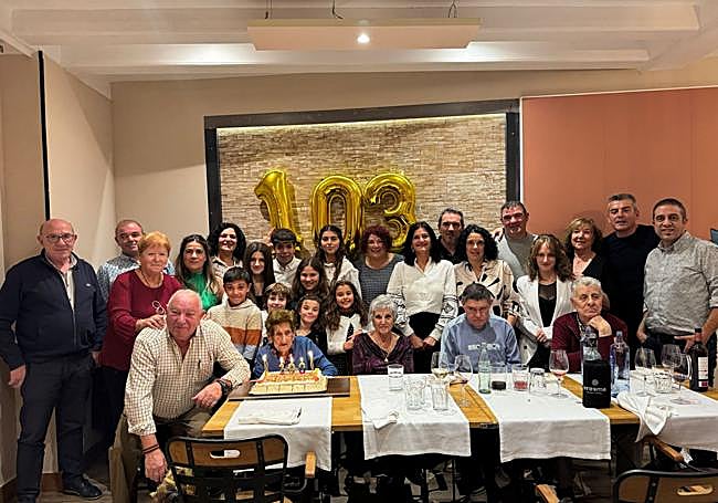 Emilia con toda su familia celebrando su 103 cumpleaños
