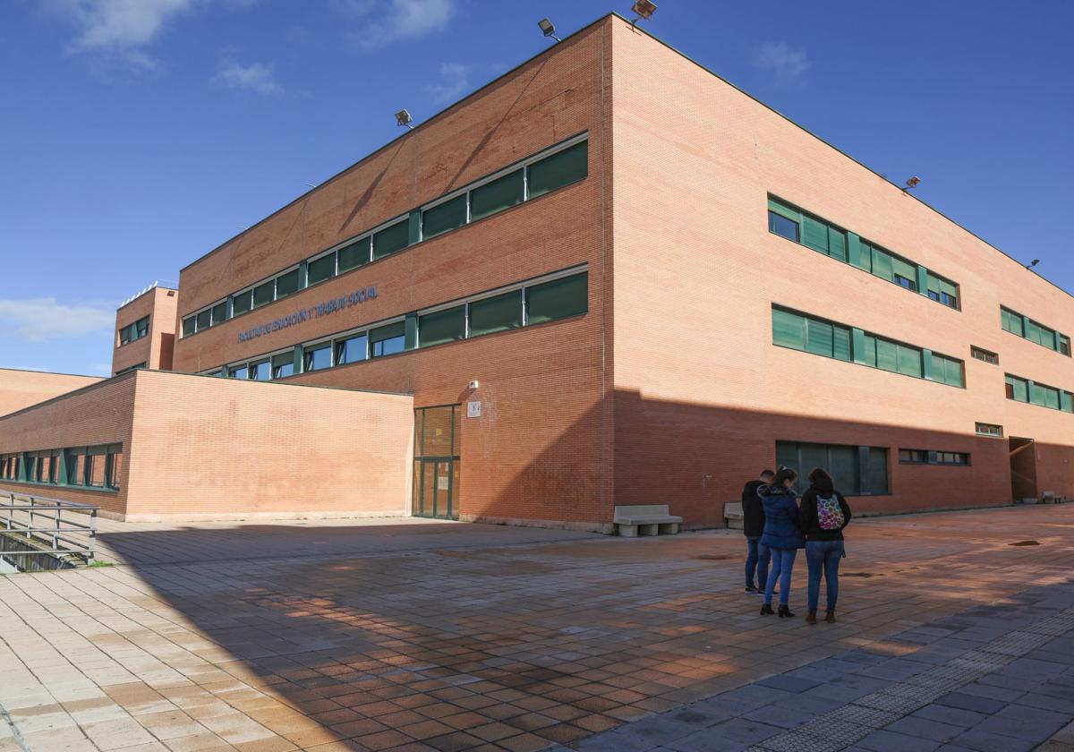 Fachada de la Facultad de Educación y Trabajo Social, este lunes.