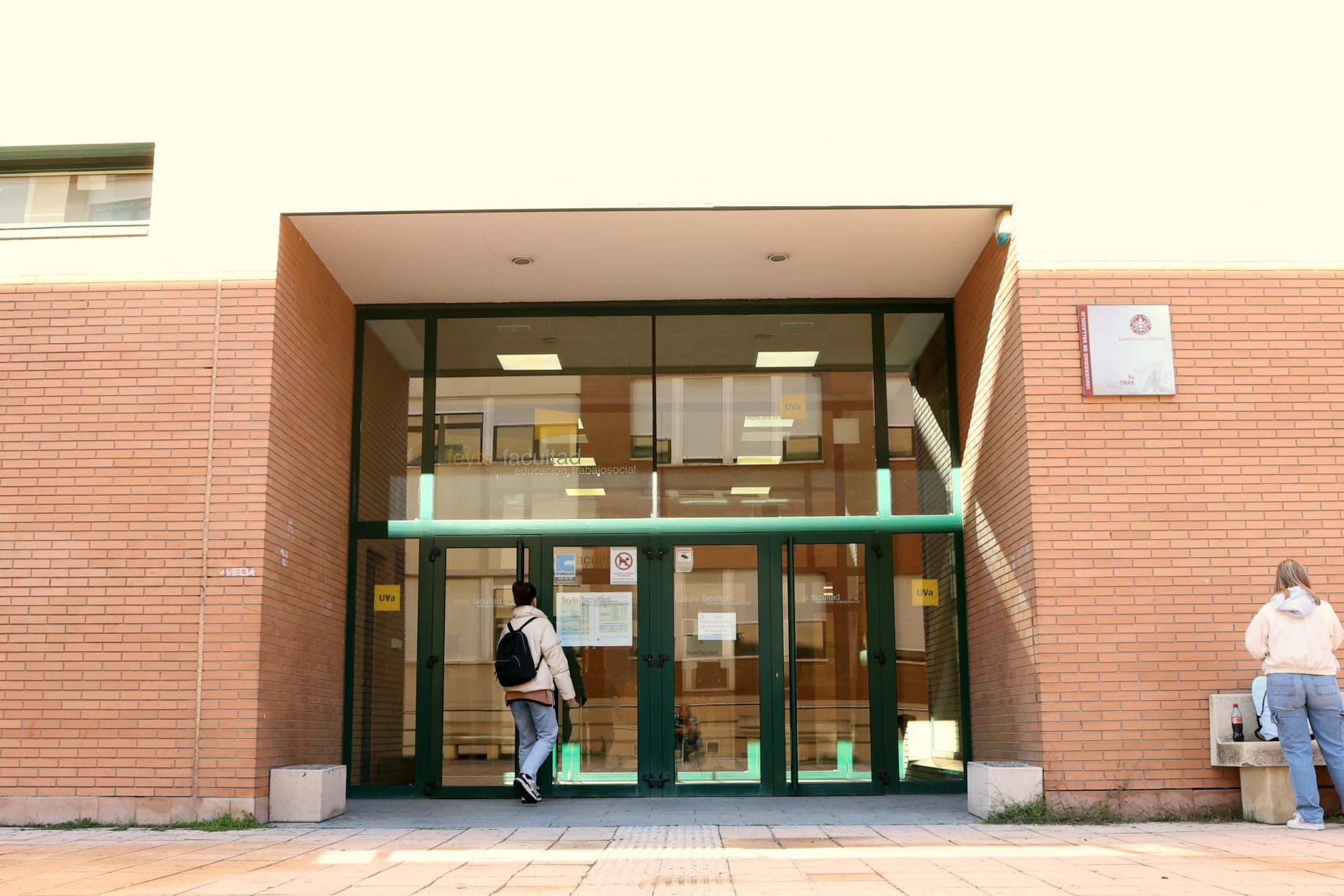 Acceso a la Facultad de Educación y Trabajo Social, este lunes.