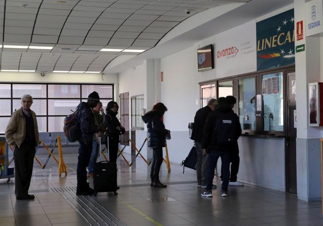 Colas en la taquilla de la estación de autobuses de Segovia.