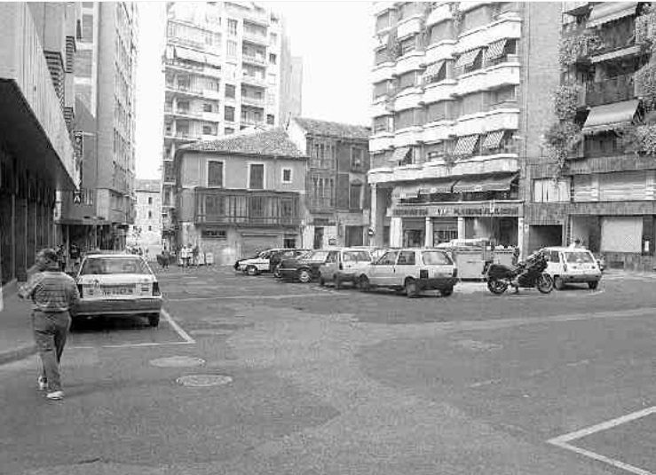 La plaza de Martí y Monsó, en agosto de 1995, antes de su peatonalización.