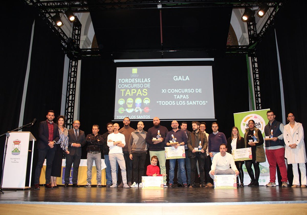 Fotografía de familia de la anterior edición del Concurso de Tapas de Todos los Santos en Tordesillas.