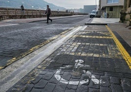 Plaza de aparcamiento para personas con movilidad reducida.