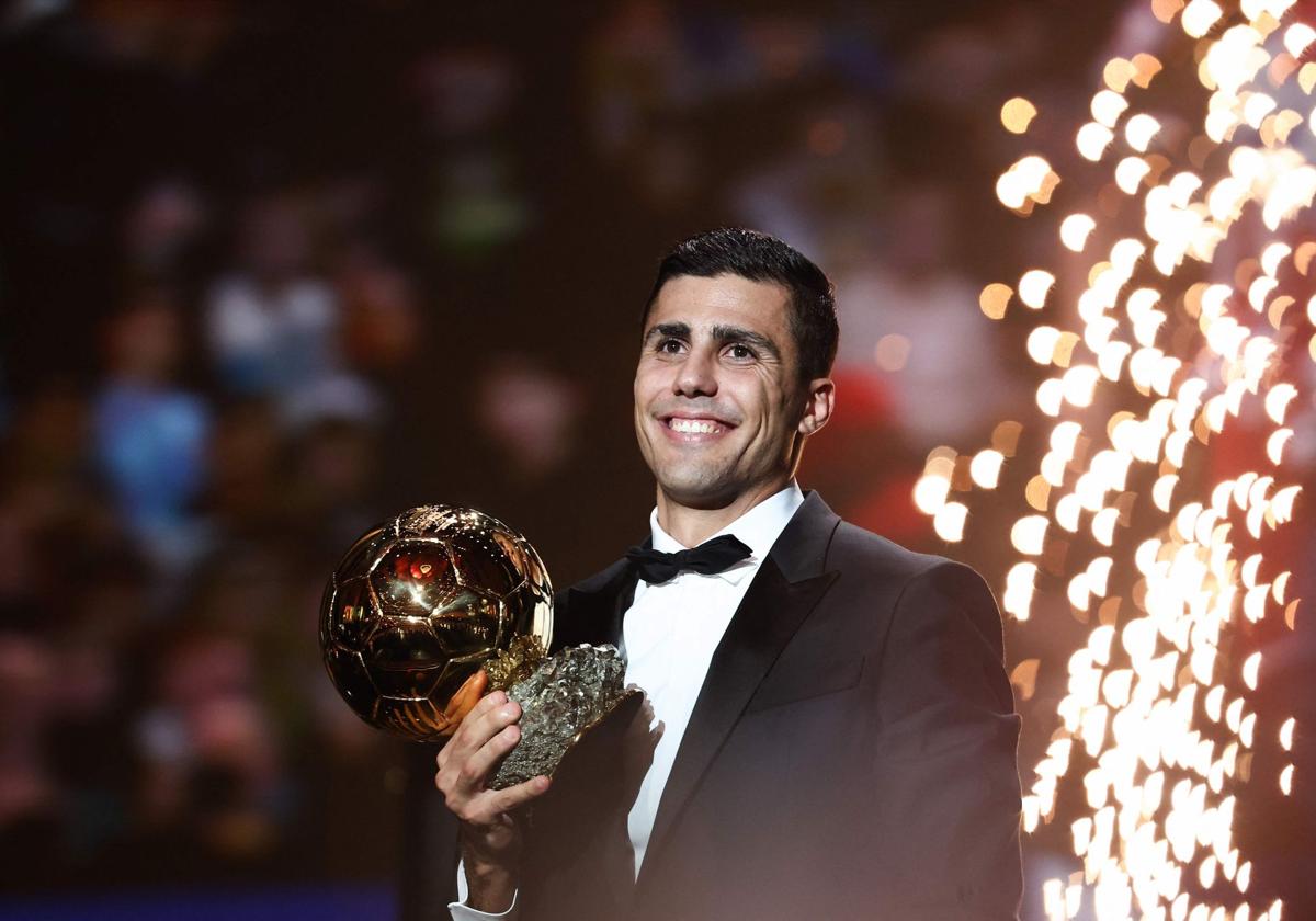 Rodrigo Hernández posa con el Balón de Oro.