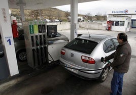 Hombre repostando en una gasolinera, en una imagen de archivo.