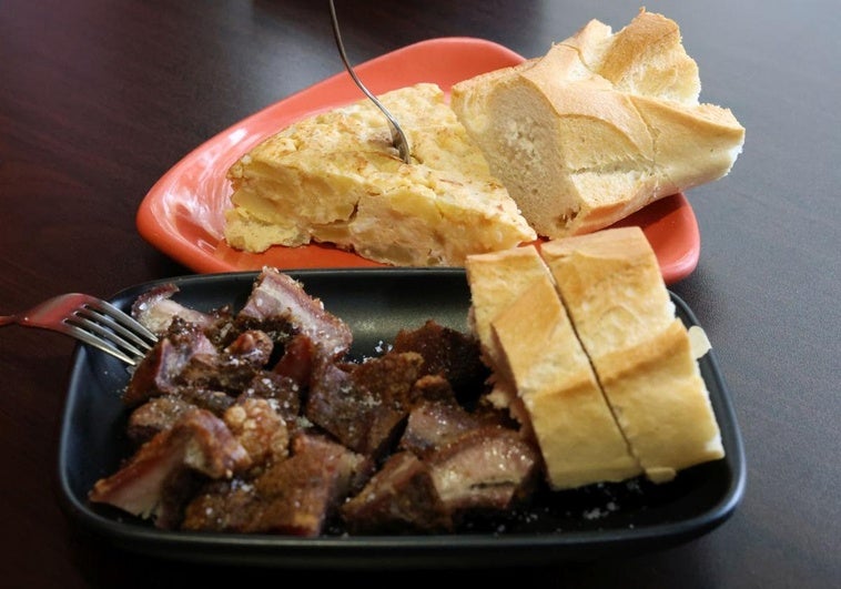 Cortezas y tortilla de patatas en el bar Chiralo de Pilarica.