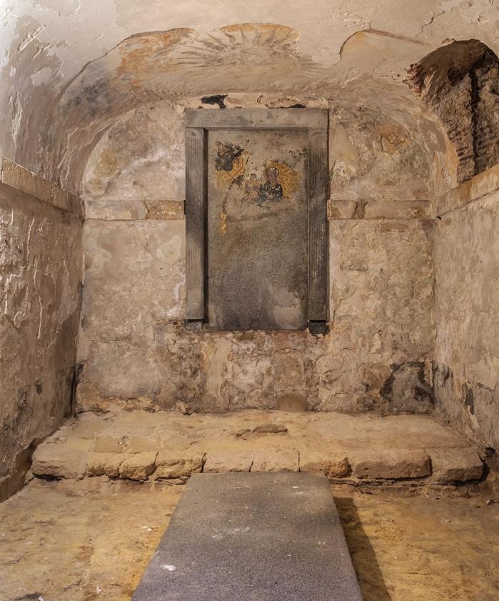 Imagen secundaria 2 - Arriba, restauración en la Capilla de Santiago Apóstol; abajo a la izquierda, sala de pintura del bajo claustro de la Catedral, y a la derecha, cripta en el templo segoviano.