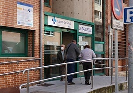 Tres personas, en el acceso al centro de salud de Eras del Bosque este martes.