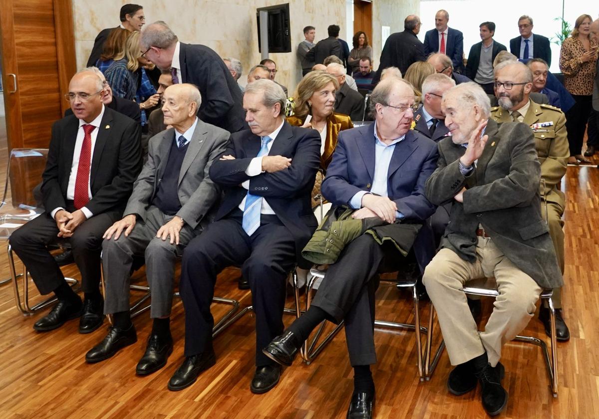 Jacinto Canales, subdelegado del Gobierno en Valladolid; Carlos Sánchez-Reyes, expresidente de las Cortes; Agustín Sánchez de Vega, presidente del Consultivo; Juan Vicente Herrera y Demetrio Madrid, expresidentes de Castilla y León.