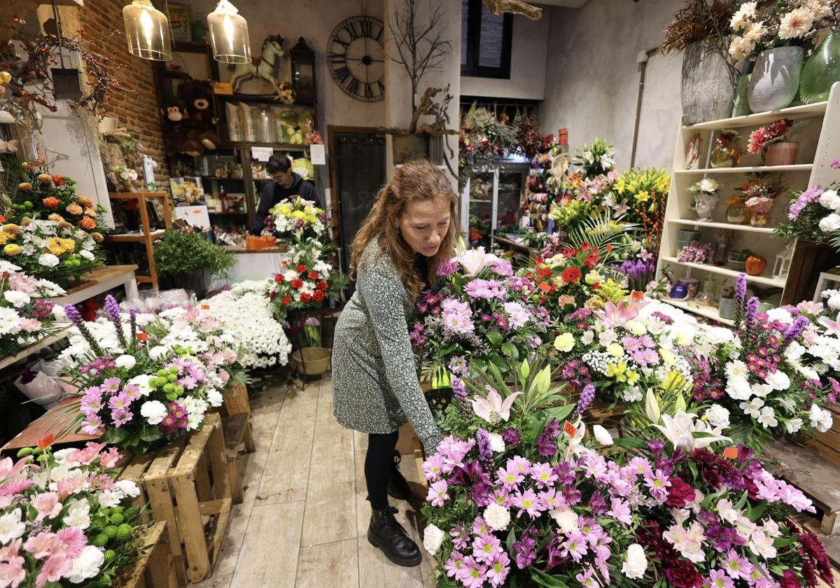 Lara Pelayo, propietaria de Floristería Lara, coloca los productos para esta semana.