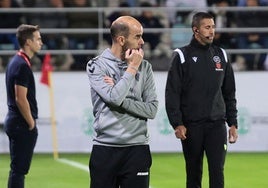 Tuco, entrenador del Villamuriel, por la banda de La Balastera, durante el partido ante el Rayo Vallecano.