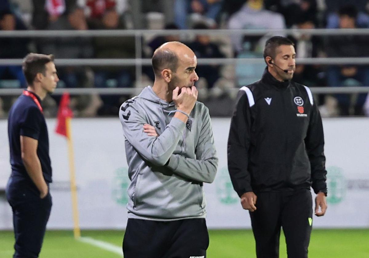 Tuco, entrenador del Villamuriel, por la banda de La Balastera, durante el partido ante el Rayo Vallecano.