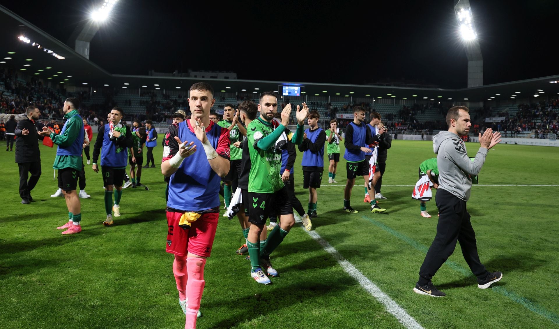 Final del Villamuriel-Rayo y ovación de La Balastera