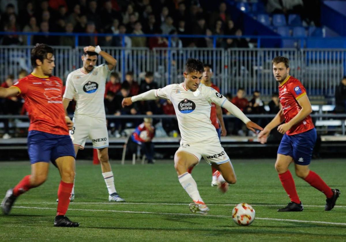 Lucas Rosa se dispone a golpear el balón en una jugada ofensiva frente al Astur.