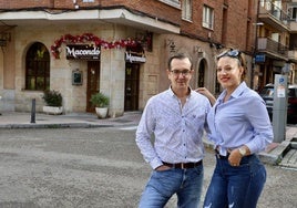 Los socios de Macondo, César di Tommaso y Janet Chaverra, frente a su restaurante.