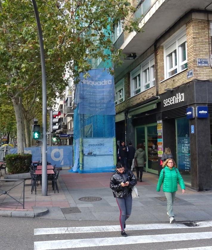 Imagen secundaria 2 - Distintas vistas de la situación del andamio y las vallas de obra en torno al número 4 del Paseo de Zorrilla.