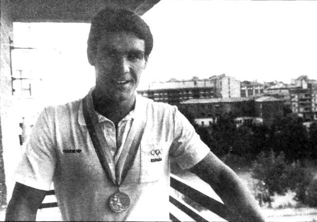 Narciso Suárez, con su bronce olímpico, días después de ganar la medalla en 1984.