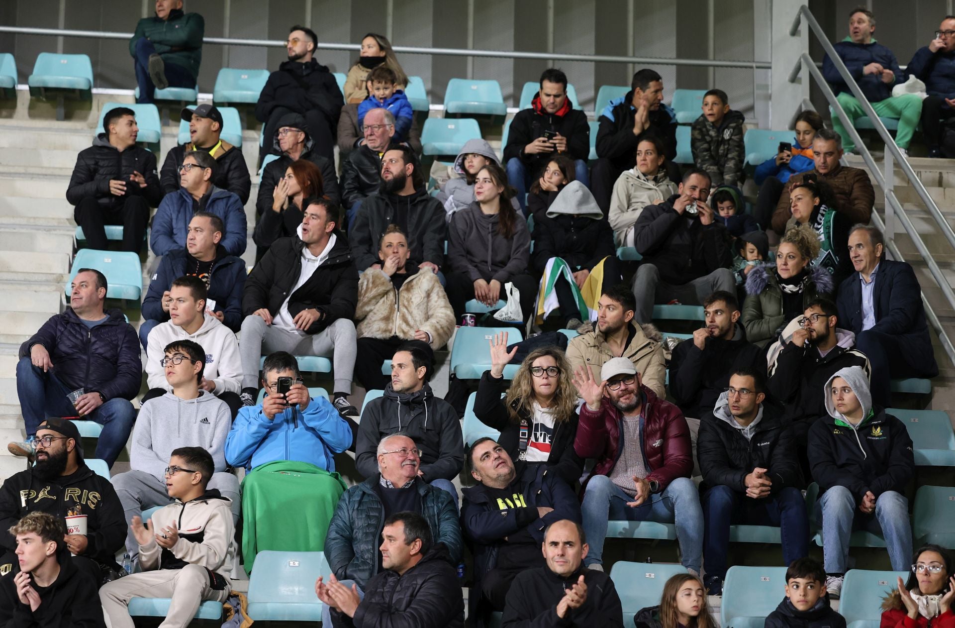 Búscate en las gradas en el Villamuriel-Rayo