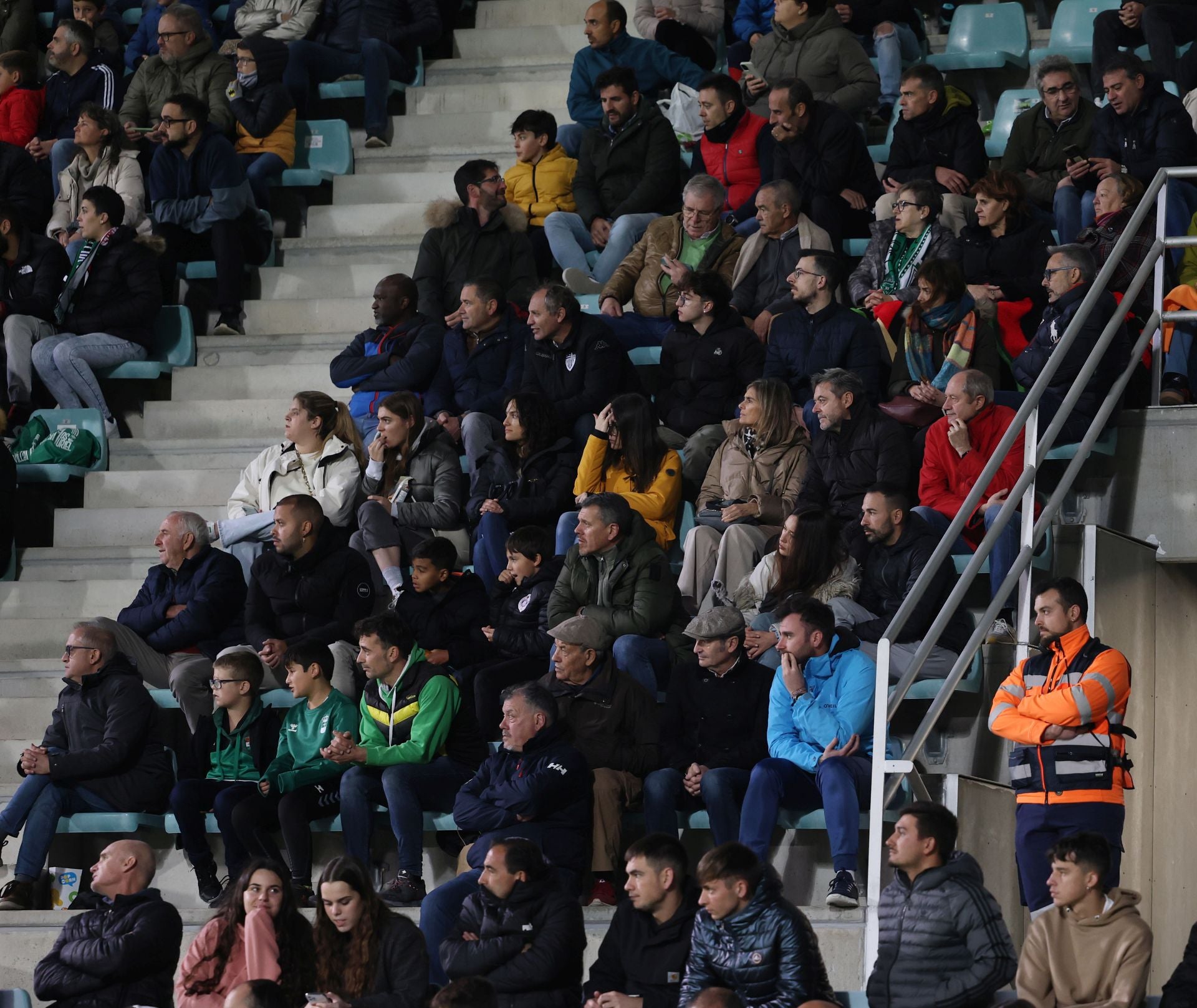 Búscate en las gradas en el Villamuriel-Rayo