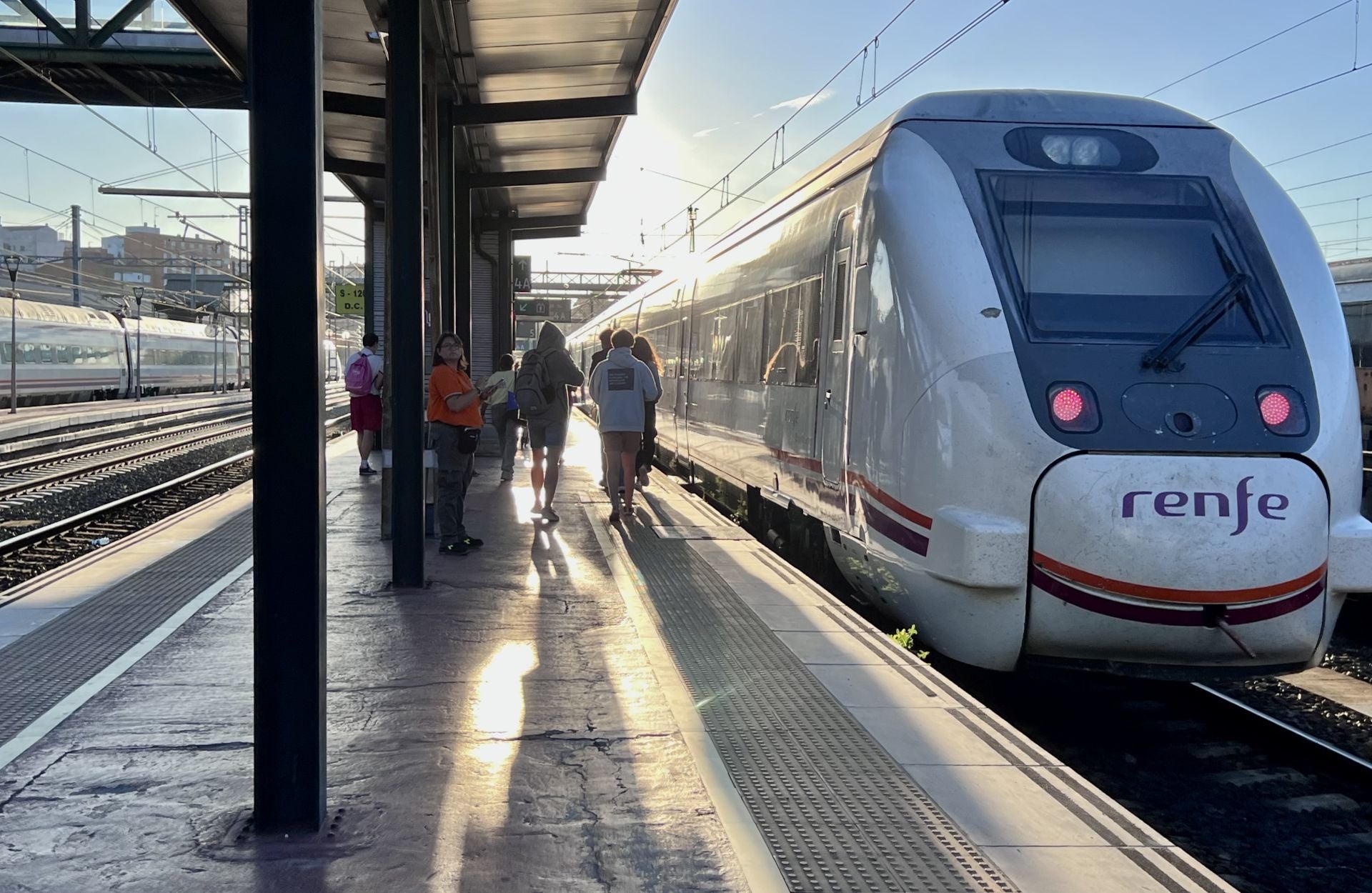 Un tren en el andén de la estación Campo Grande.