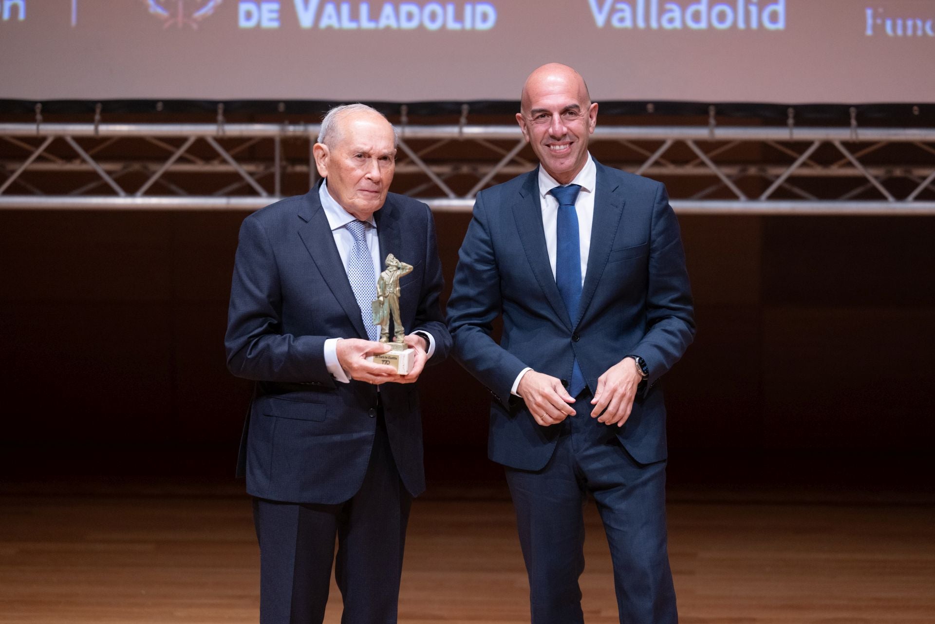 El presidente de la cooperativa Protos, Edmundo Bayón, recibe el Premio Territorio de manos de José Portela, director comercial Empresas de Caixa Bank