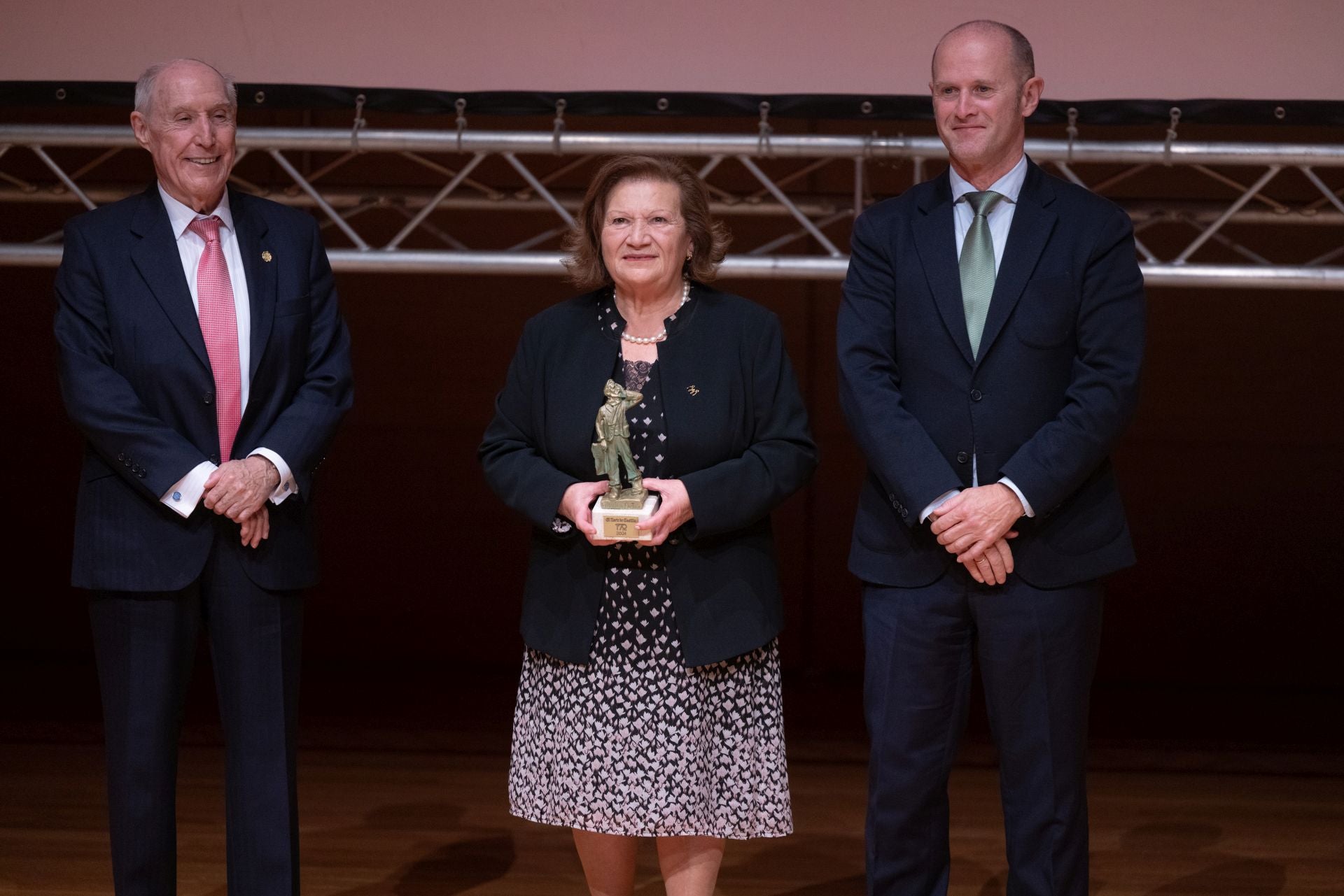 El director corporativo de Iberdrola Castilla y León, Miguel Calvo, y el director general del centro tecnológico Cartif, José Ramón Perán, entregan el Premio Personas a la presidenta de la Fundación Personas, Ángeles García