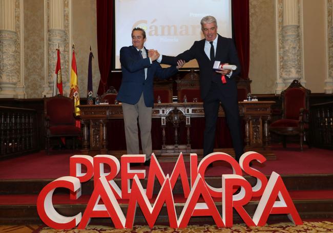 Juan Manuel Rodríguez, CEO de Valle de San Juan, recoge la Medalla de Oro, entregada por el presidente de la Cámara.