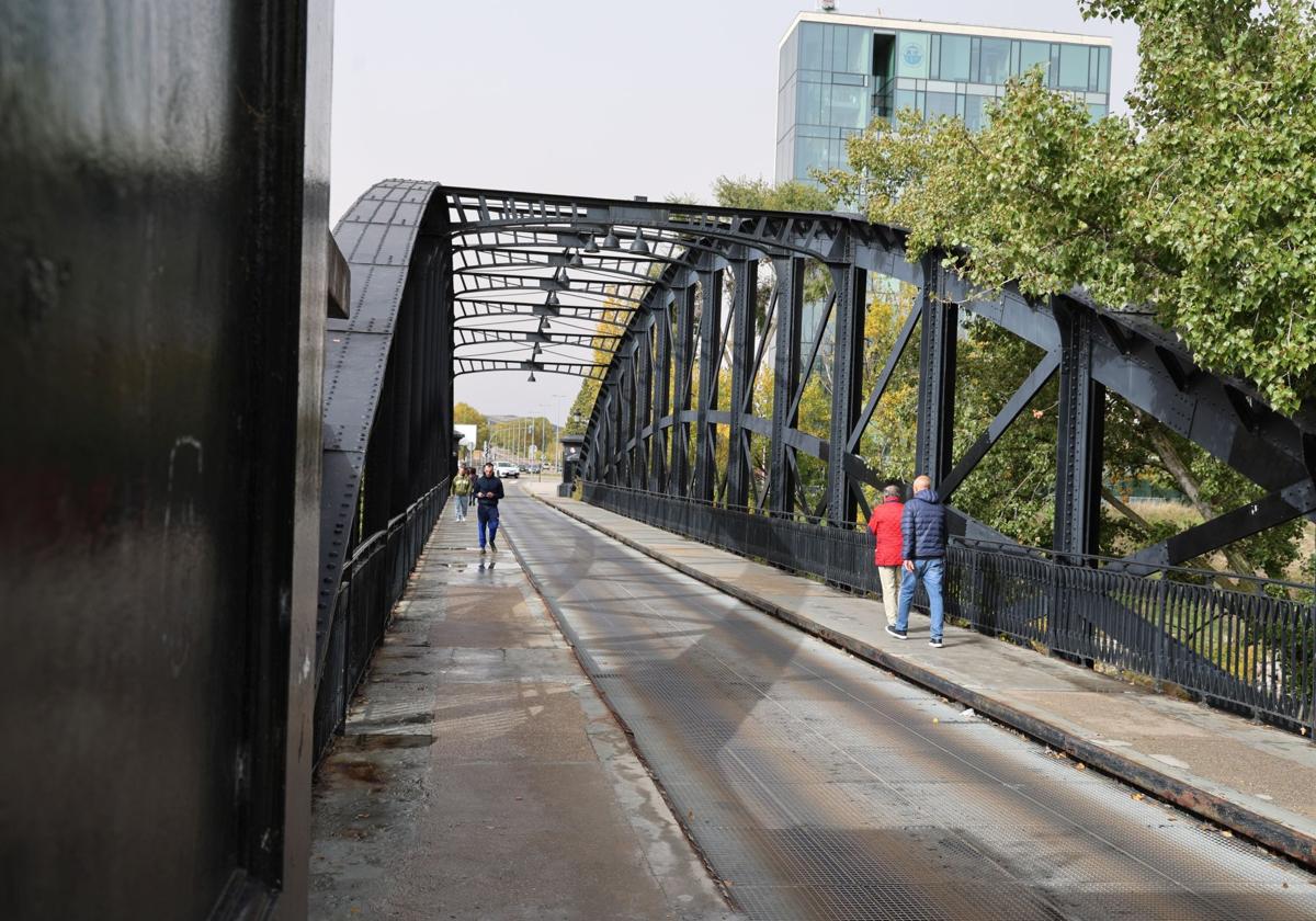 La calle Puente Colgante, en imágenes