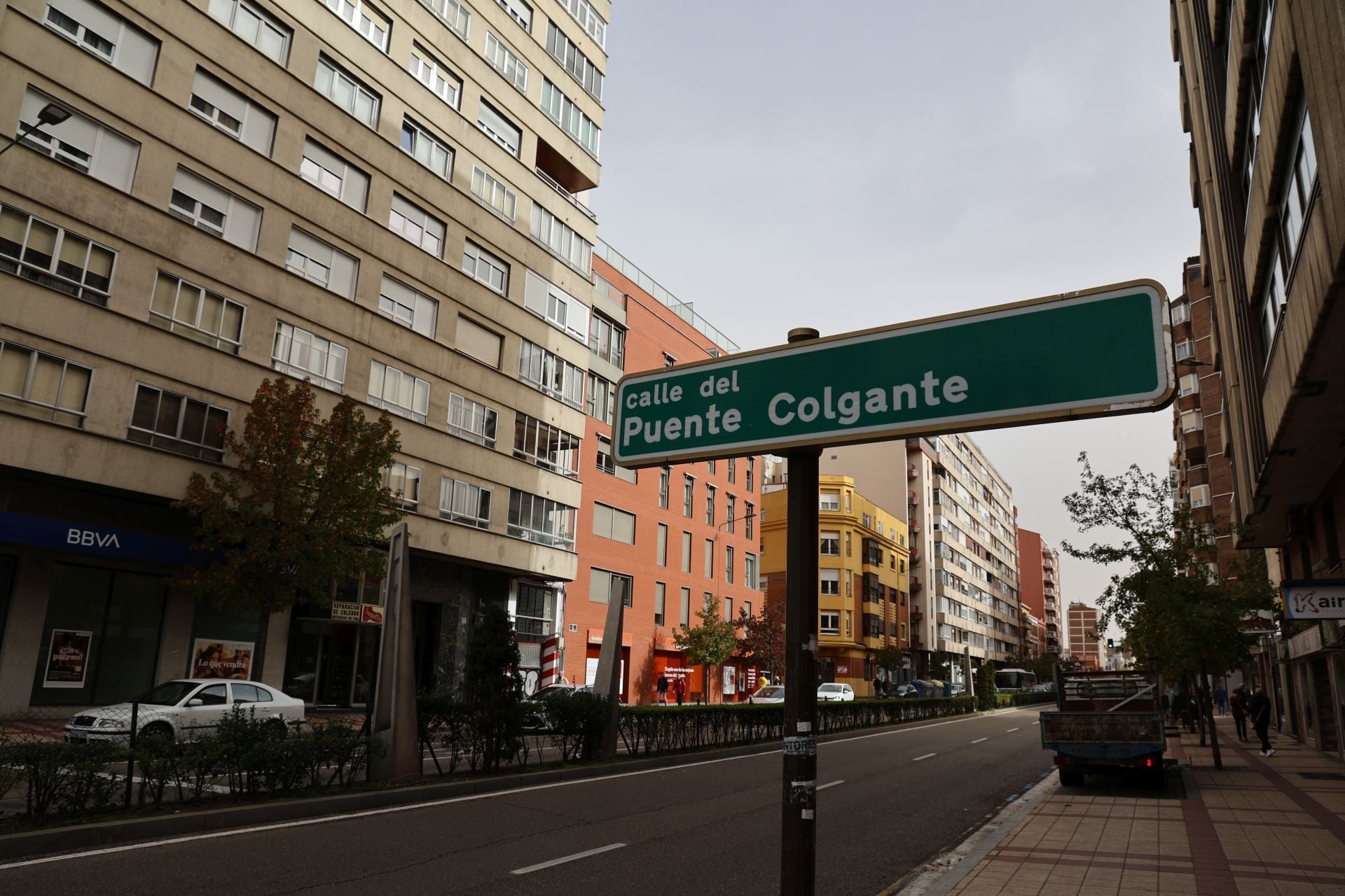 La calle Puente Colgante, en imágenes