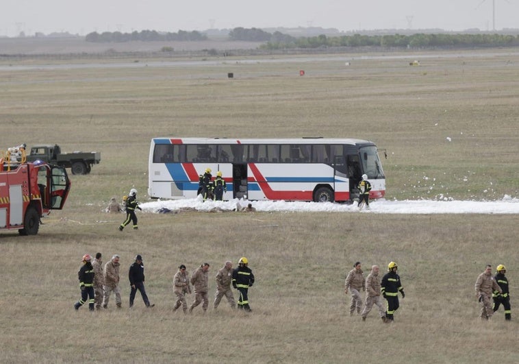 Los militares y bomberos se retiran, este miércoles por la mañana, antes de comenzar el simulacro en la base área de Villanubla.