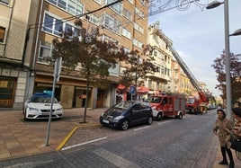 Policía Local de Segovia interrumpe el paso peatonal mientras intervienen los bomberos.