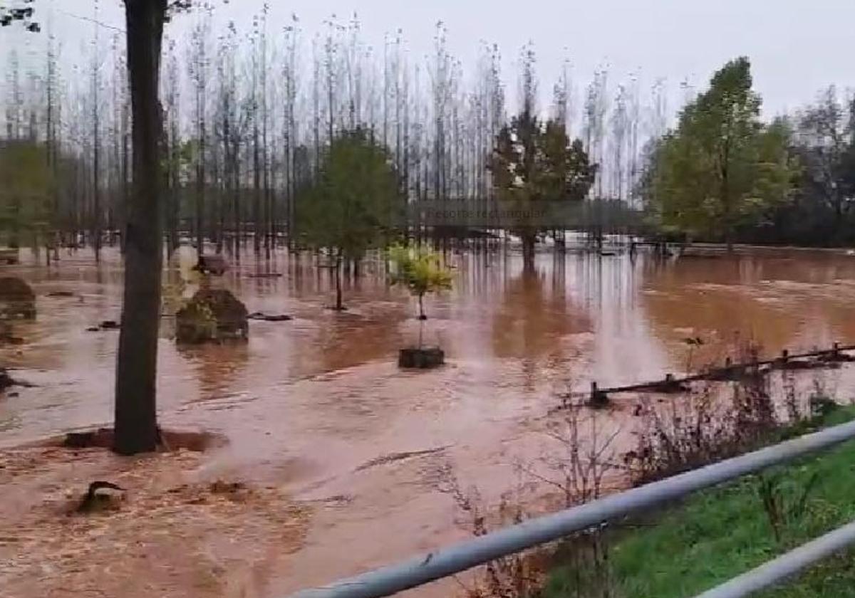 Área recreativa inundada por la crecida del Agüisejo entre Mazagatos y Languilla.