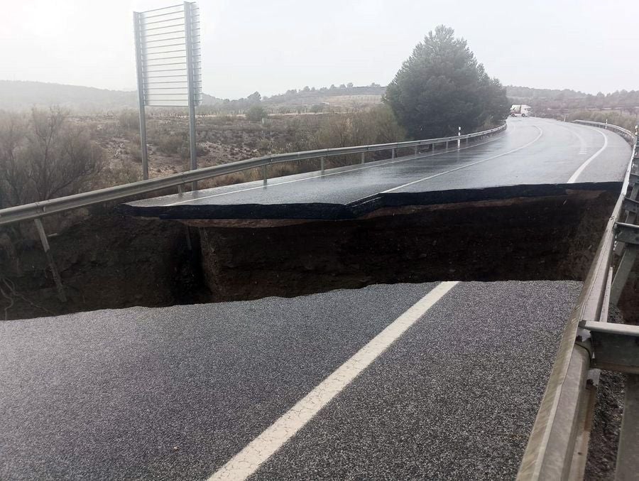 Derrumbe de la calzada que ha ocasionado un corte de tráfico en la A334 pk 32, de la variante de Serón (Almería).