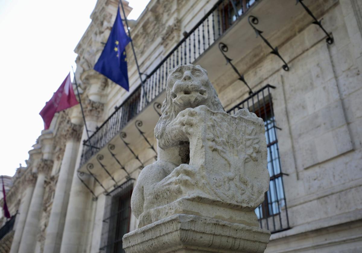 Uno de los leones de la plaza de la Universidad, frente a la fachada de la facultad de Derecho.