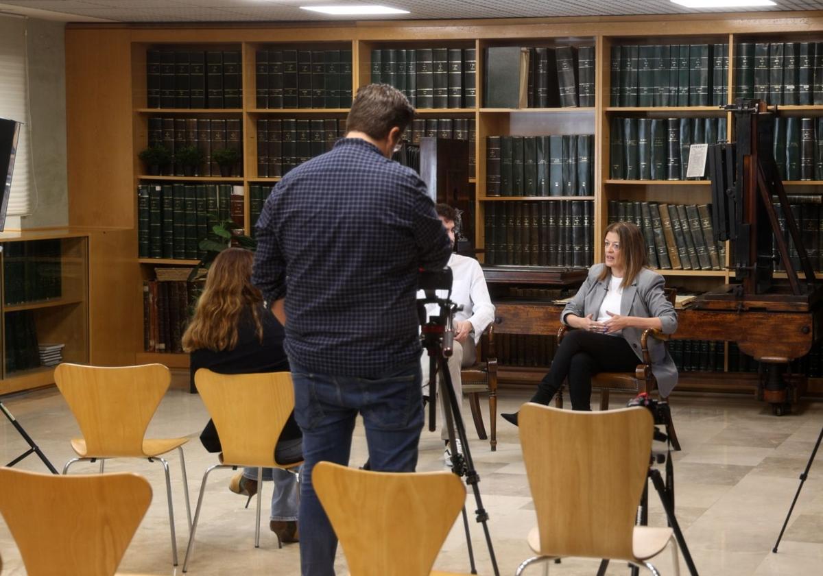 Un momento de la grabación del documental en la hemeroteca del periódico.