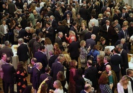 Conversaciones y ambiente distendido entre los asistentes a la gala del 170 aniversiario de El Norte de Castilla